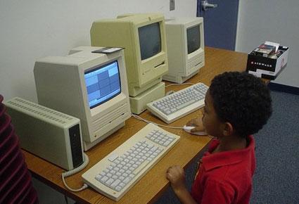 هل تعتقد أنك تحب أبل؟ هذا الرجل يملك متحف لأبل في مرآب منزله